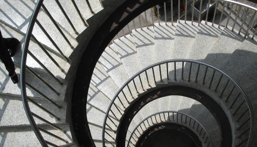 Grozljiva tragedija: Ženska umrla na stopnišču, moški s poškodbo vratu