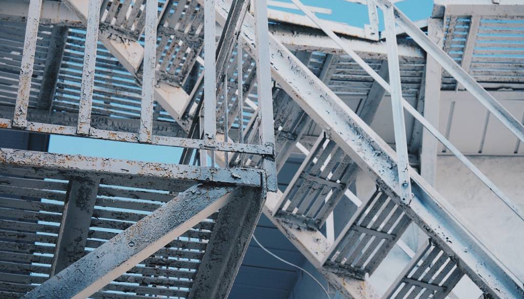 Krvavo prizorišče na Reki: Ženska podlegla poškodbam, moškega odpeljali v bolnišnico