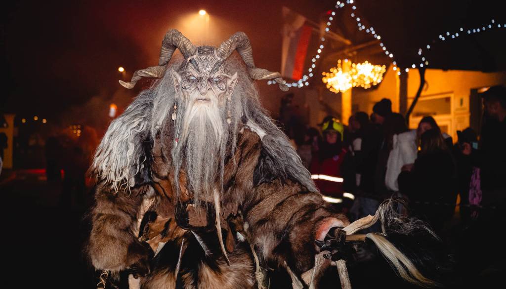 FOTO in VIDEO: Zlodji, parklji in krampusi zavzeli Benedikt