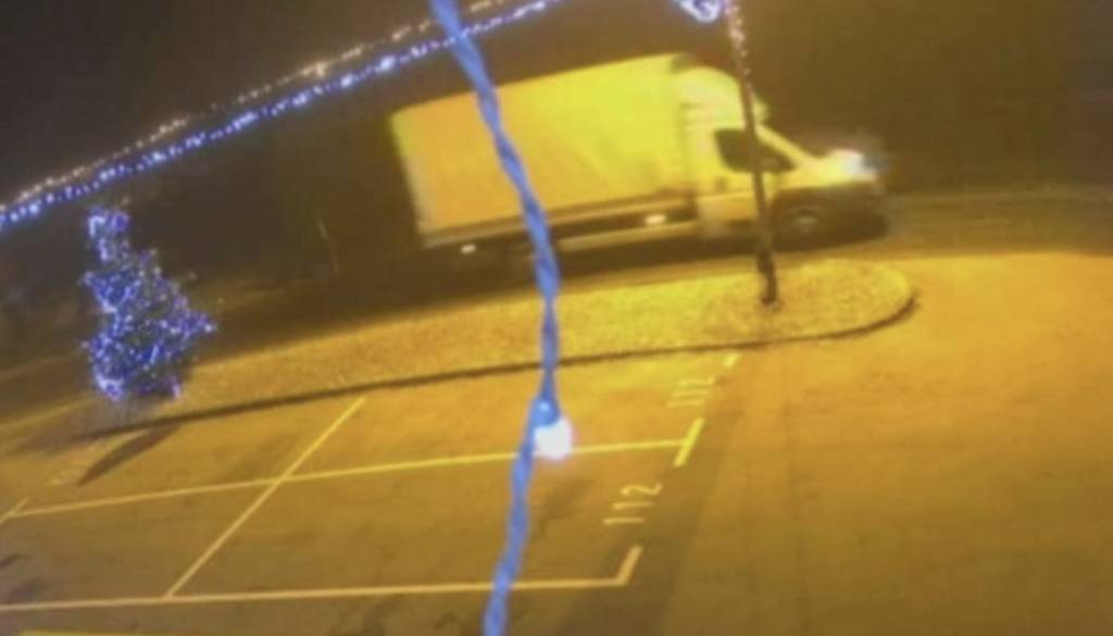 Ste videli belo tovorno vozilo? Zaradi vloma v mesnico nastala velika škoda