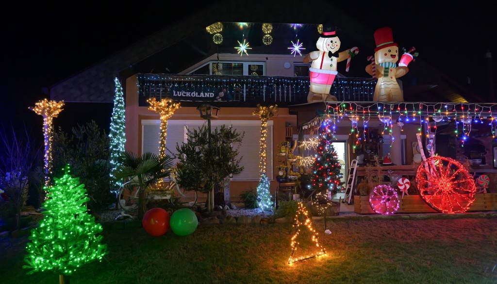 FOTO: V Krogu zasijale praznične lučke za dober namen