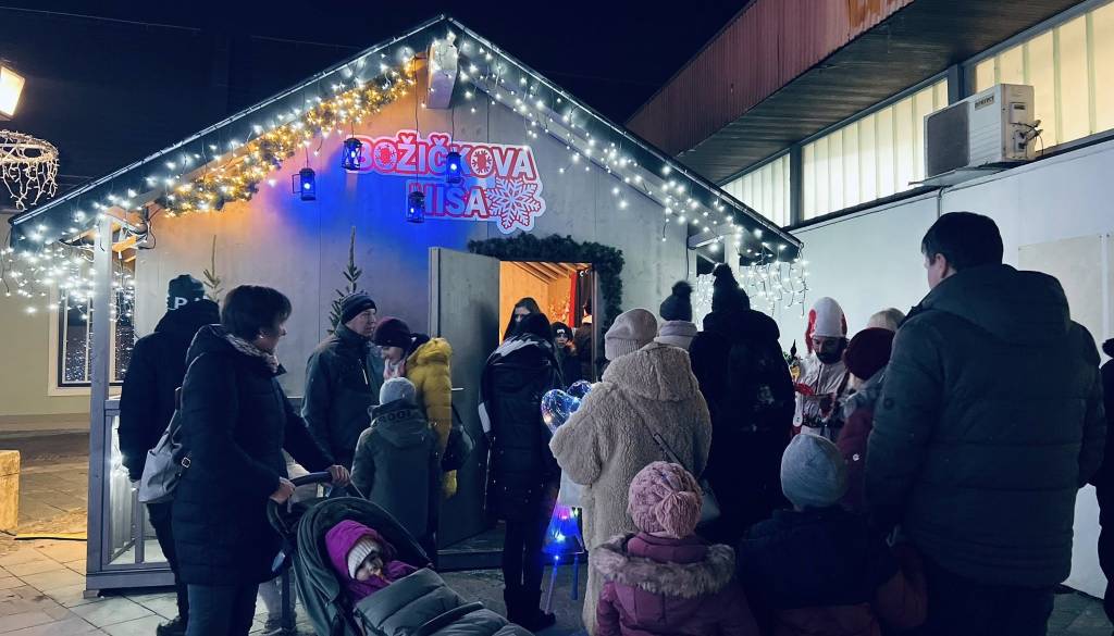 Ptuj krasi 27 kilometrov prazničnih luči, med letošnjimi novostmi čarobna Božičkova hiša