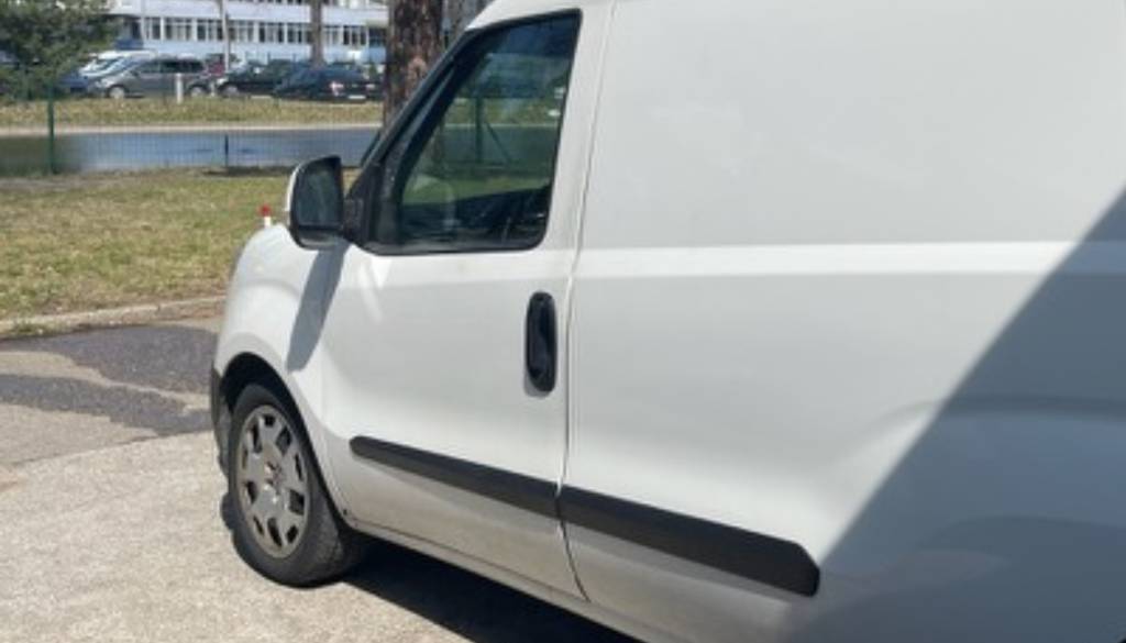 Na Ptuju opazili modro-bel kombi, ki bi naj ogovarjal otroke. Policija: »Nikakor naj otroci ne prisedejo v vozilo«