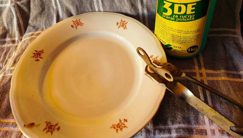 Od eurokrem kozarcev do emajliranih zajemalk: Iščejo kuhinjske zaklade iz vašega otroštva