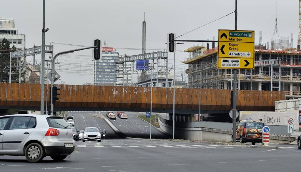 FOTO: Dunajska cesta je v barvah! Čisto nova ograja nadvoza že dobila svoj prvi grafit