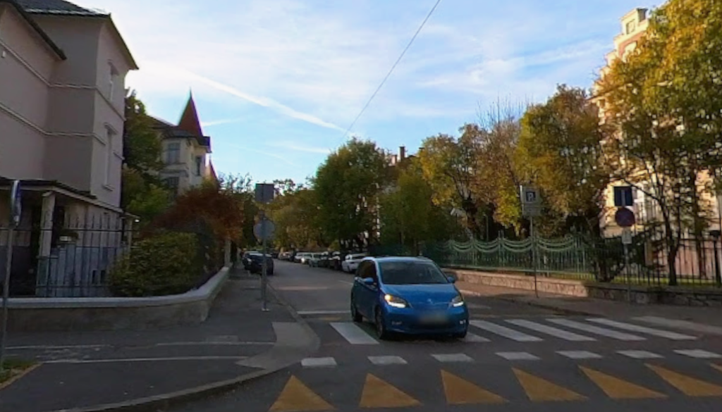 Na Veselovi parkiranje šele po 25 metrih, kljub začetku parkirne cone