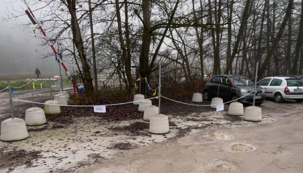 Rezervirana in plačljiva parkirišča pred ZOO-jem ustvarjajo kaos med obiskovalci in študenti