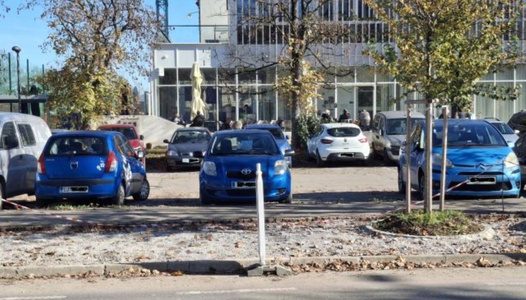 Na Pesarski dobili dovolilnice, a izgubljajo parkirna mesta: Jankovič obljublja talne označbe enkrat drugo leto