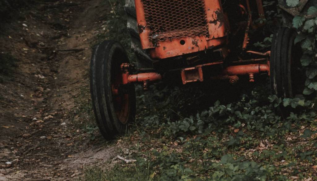 Nesreča s traktorjem na Štajerskem, moški huje poškodovan