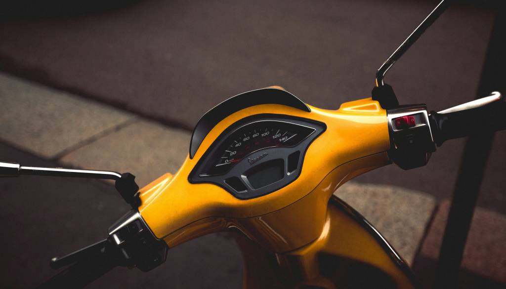 Nesreča na Tovarniški ulici, voznik mopeda trčil v kolesarja