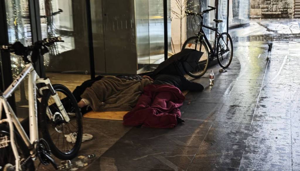 Janković obljublja brezdomcem: »Kdor sprejme pravila doma, bo lahko živel v svoji bivalni enoti.«