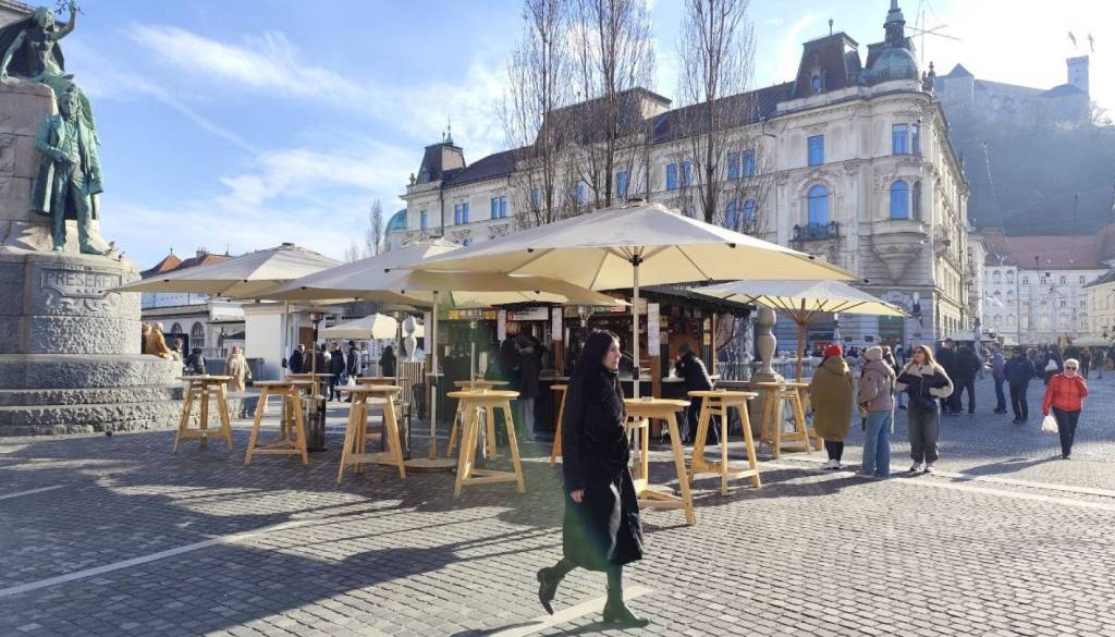 Še Hrvati začudeni: Na Prešernovem trgu trobentači, turisti plešejo kolo, v bližini plapola srbska zastava