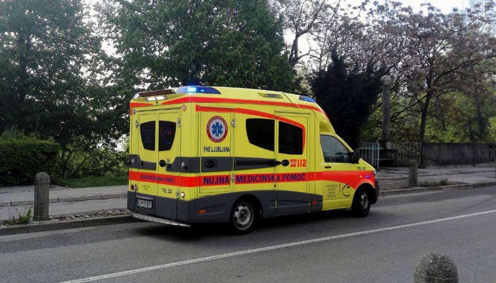 Incident na severu Ljubljane: Šest ljudi po druženju pristalo v UKC Ljubljana