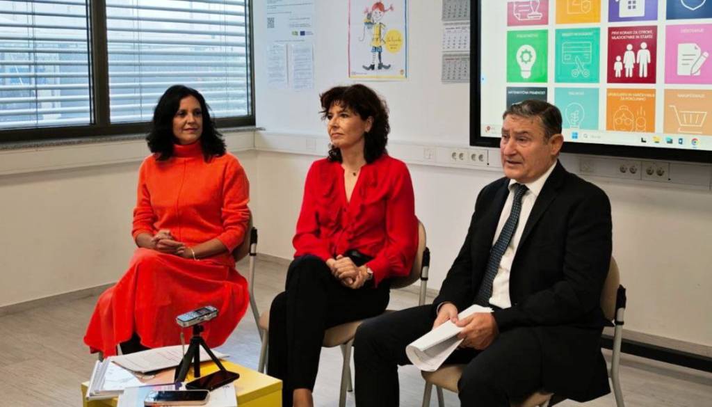 FOTO in VIDEO: Slovenci izgubljamo tisoče evrov: Napačni krediti, slabe naložbe in finančni miti