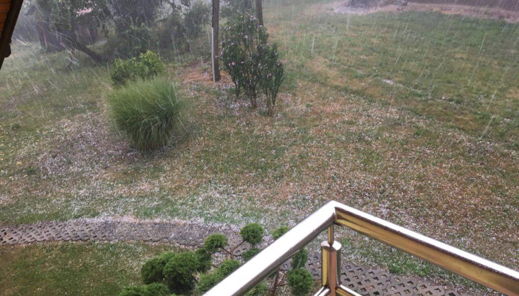 Nevihtno popoldne na Goričkem: med dežjem padala tudi sodra