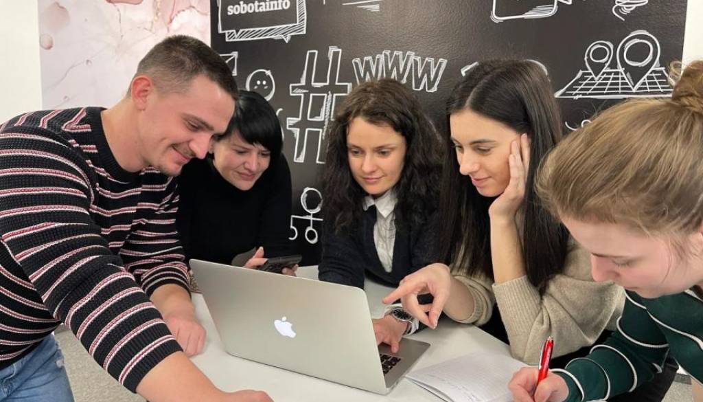 Karierna priložnost: Zaposlimo novinarja / novinarko za delo v desku