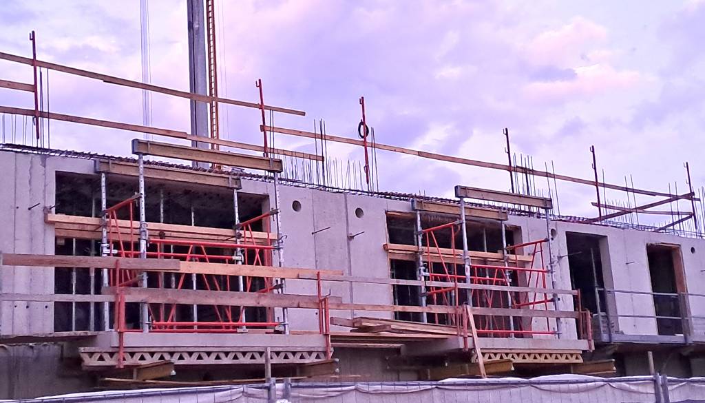 FOTO: Nova stanovanjska soseska v Lendavi že dobiva svojo podobo 