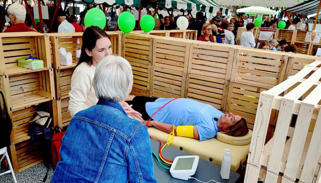 FOTO in VIDEO: Nabito poln Kongresni trg: Ljubljančani stali v vrstah za preventivne preglede