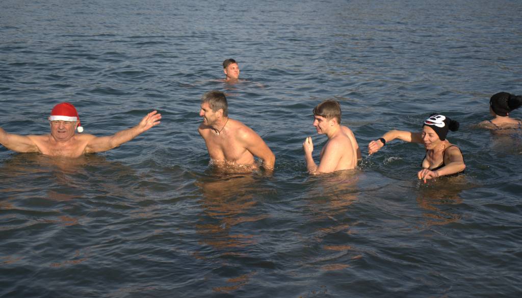 FOTO: Tradicionalno skočili v mrzlo gramoznico in za seboj pustili vse, kar je slabega