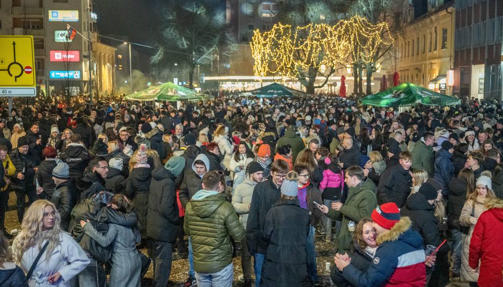 FOTO in VIDEO: V Murski Soboti leto 2026 pričakali z ognjemetom in glasbenim spektaklom
