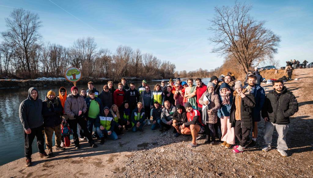 FOTO in VIDEO: Skok v ledeno Dravo tudi letos privabil pogumne
