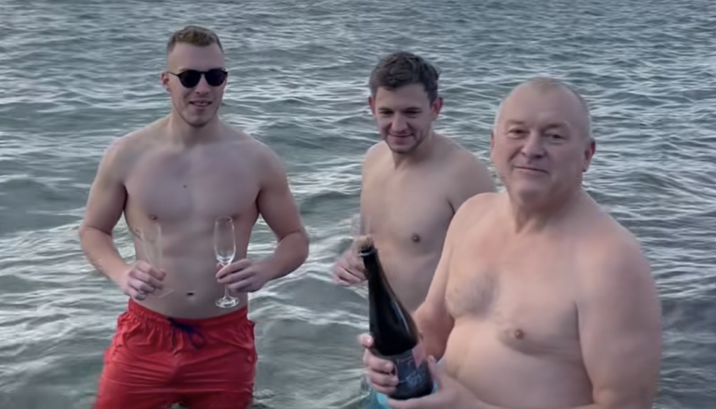 VIDEO: Franc Kangler novo leto pozdravil v kopalkah in napovedal »vroče leto 2026«