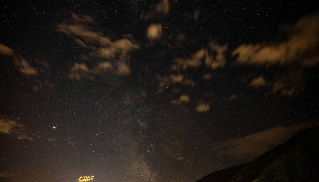 Nocoj se ozrite v nočno nebo! Celo noč bo viden Jupiter, tudi iz mesta