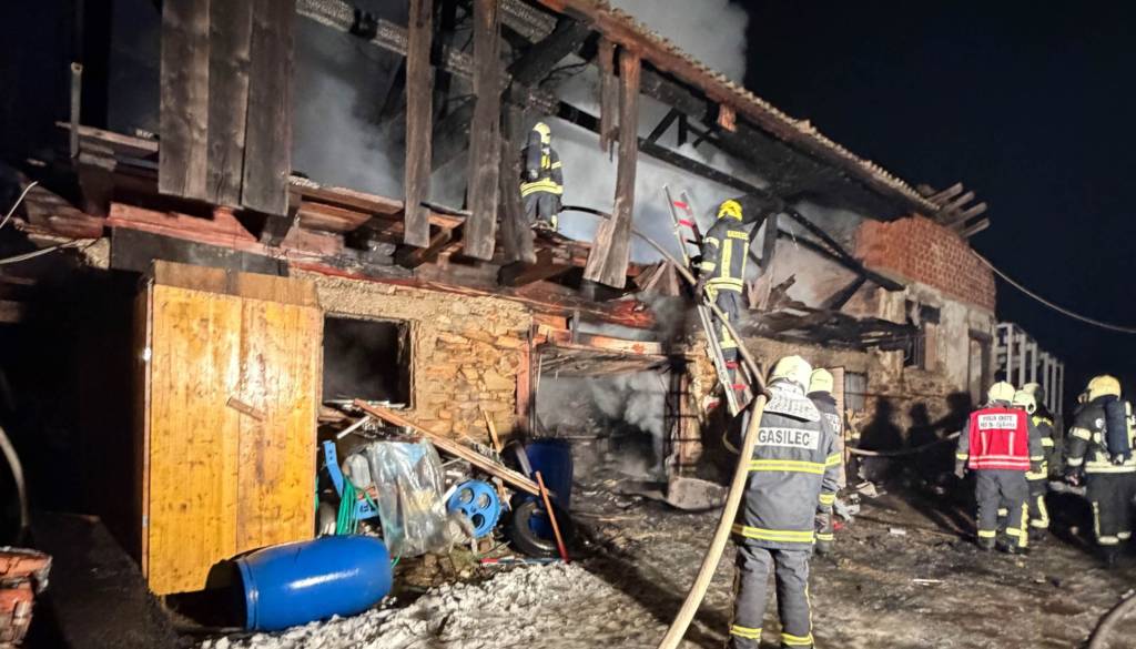 Požar v celoti uničil gospodarski objekt, ogenj poškodoval tudi ostrešje stanovanjske hiše