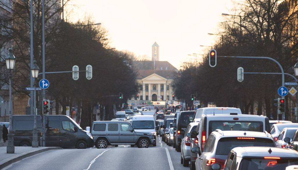 Avtomobil ostaja kralj: veliko večino poti Slovenci opravimo z osebnim vozilom