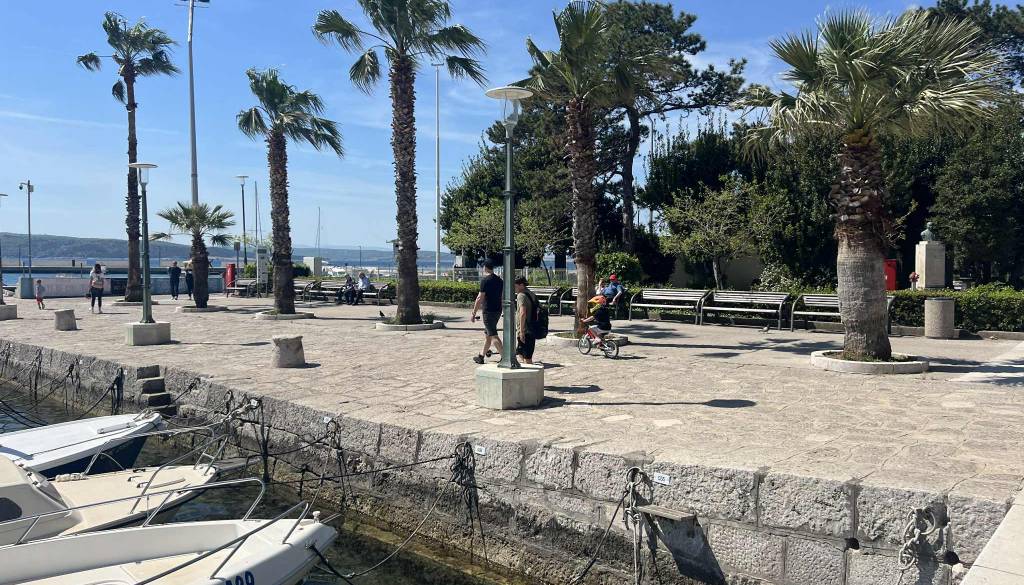 Ura parkiranja pet evrov? Hrvati na priljubljeni destinaciji Slovencev navili cene parkirišč 