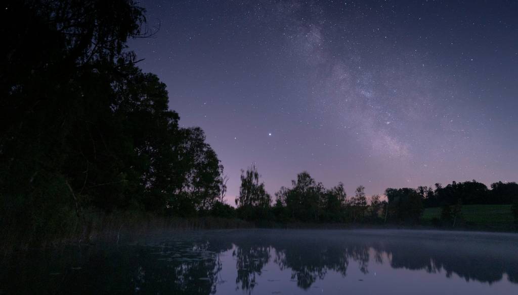 Nocoj poglejte proti nebu: Vso noč bo viden Jupiter, tudi iz mesta