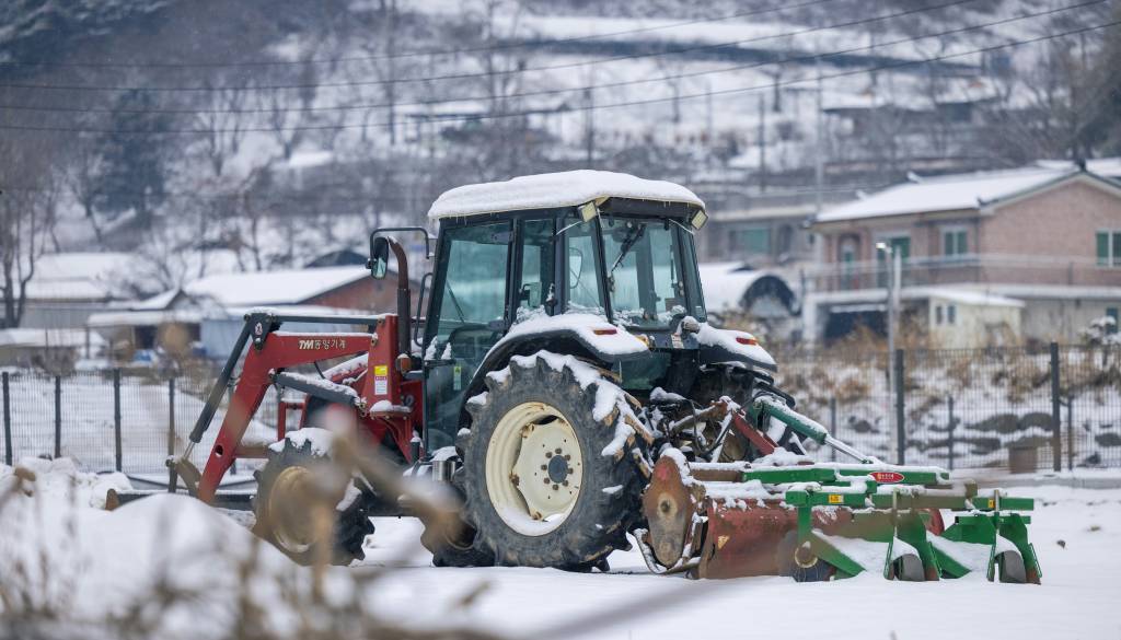 Tragedija v Škofji Loki: Traktor se je med pluženjem večkrat prevrnil, 28-letni voznik umrl