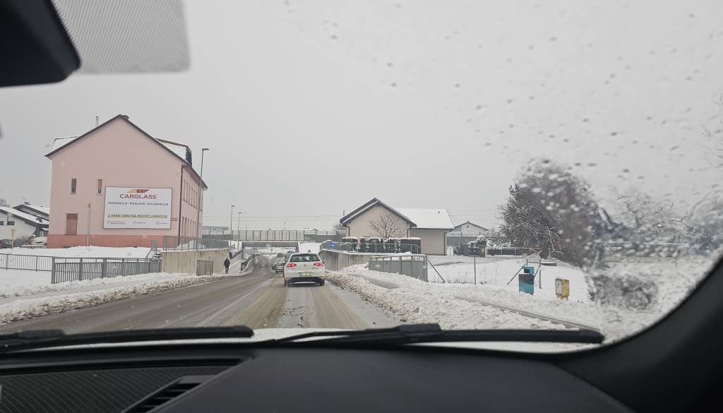 Pomurski policisti opozarjajo: Ceste so to jutro poledenele in spolzke!