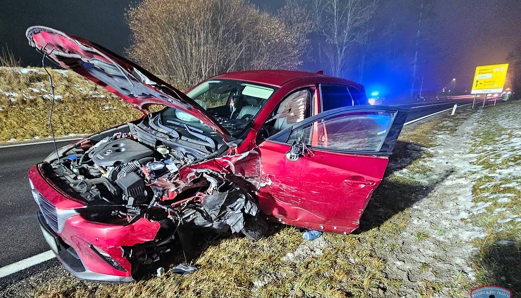 FOTO: Voznik zapeljal na nasprotno stran ceste in trčil v nasproti vozeče vozilo