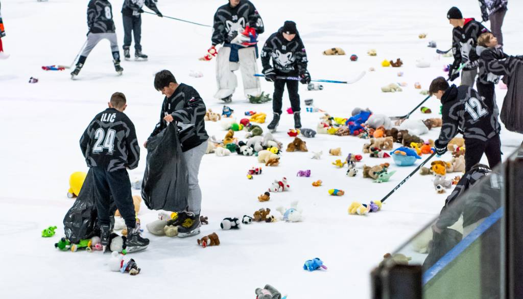 FOTO: Mariborska Ledna dvorana ob zadnjem pisku sirene eksplodirala, ploskvo prekrilo na stotine plišastih igrač