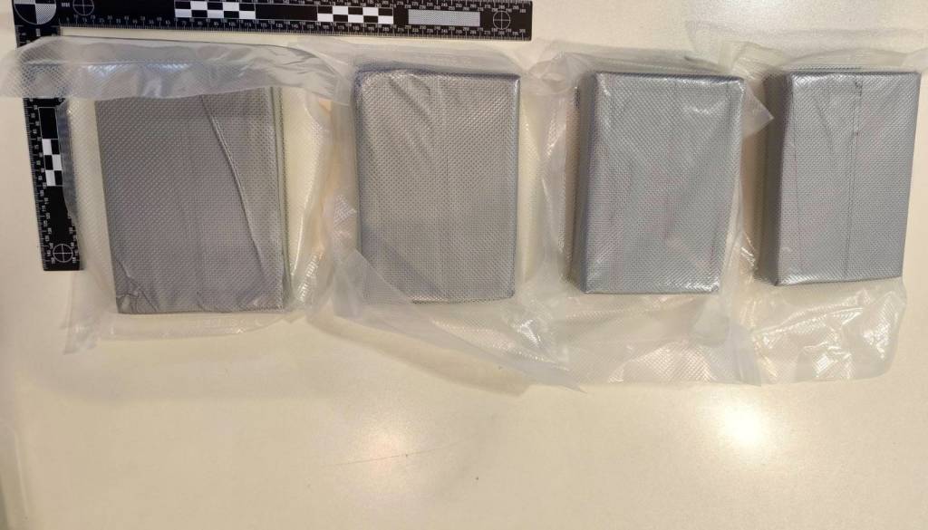 Ljubljanski kriminalisti v papirnati vrečki 30-letnika našli našli dva kilograma kokaina