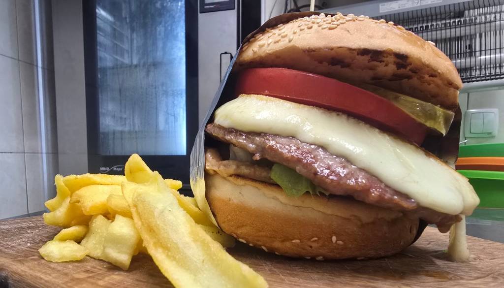 Koliko stane malica na Gorenjskem: Zrezek po dunajsko, pražen krompir in solata za 8,90 evra