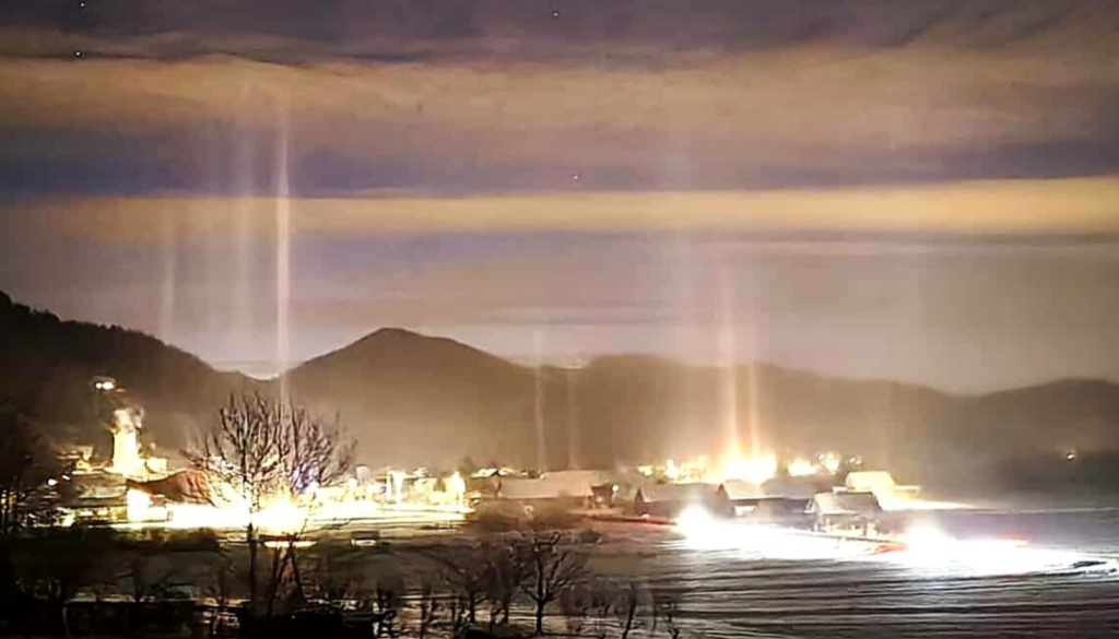 Svetlobni stebri, čaroben zimski pojav na nočnem nebu