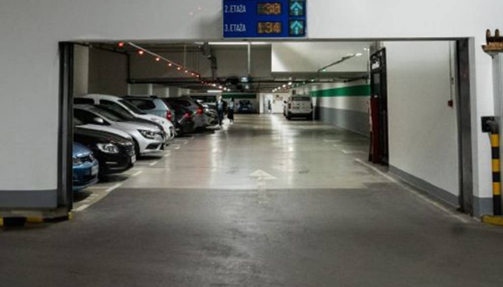 Smrad in umazanija v središču Ljubljane, težave s čistočo v garaži Kongresni trg