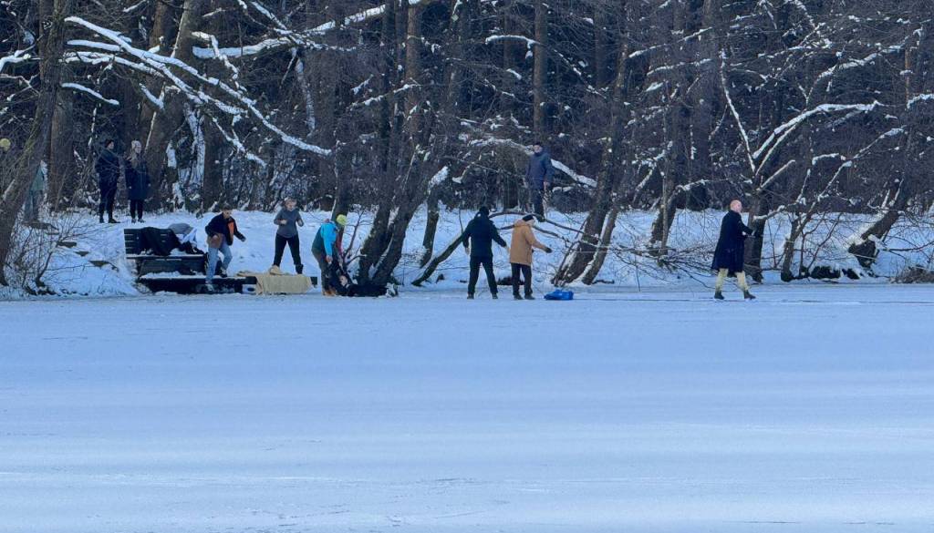 Led je lahko past. Po včerajšnji nesreči opozorilo obiskovalcem Koseškega bajerja