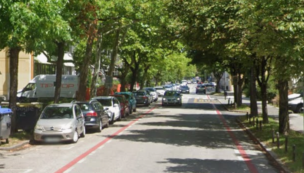 Nevarna kolesarska steza na Vojkovi cesti. Občina priznava, da spremembe niso možne