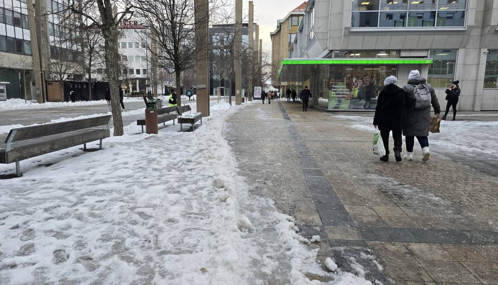 FOTO in VIDEO: V središču mesta še vedno nevarno, Trg Leona Štuklja pod ledom