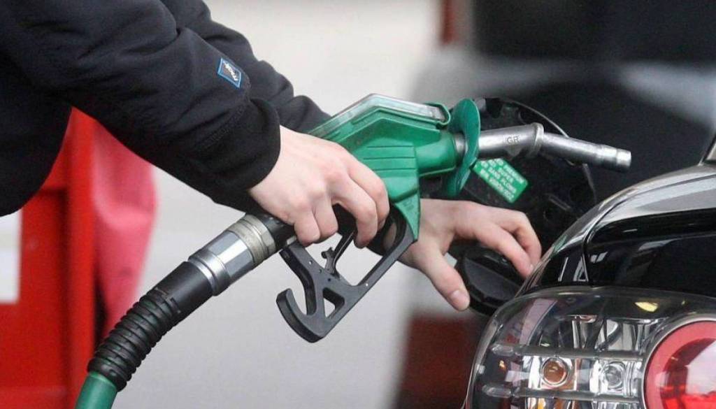 Bencin se je ob polnoči malenkost podražil, dizel pocenil