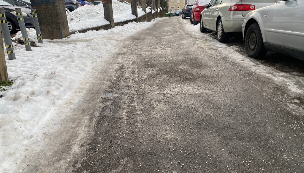 Občina pojasnjuje odgovornost lastnikov za zasebna dvorišča in dostope