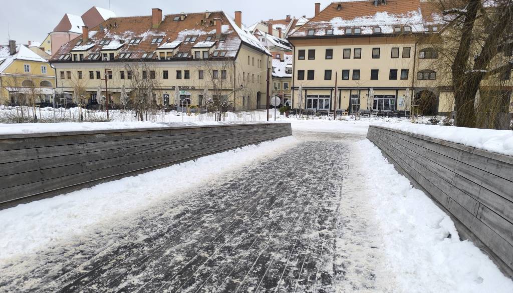Zakaj na lesenem delu Splavarske brvi ni trajne protizdrsne zaščite?