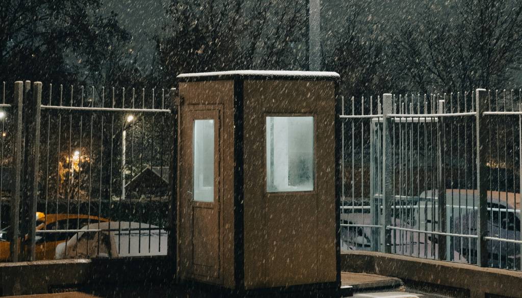 Grozljivo! Varnostnik med nočno izmeno umrl od mraza