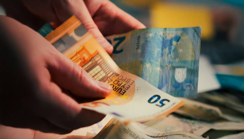 Ta znamenja bodo sprejela pomembno odločitev o denarju in varnosti