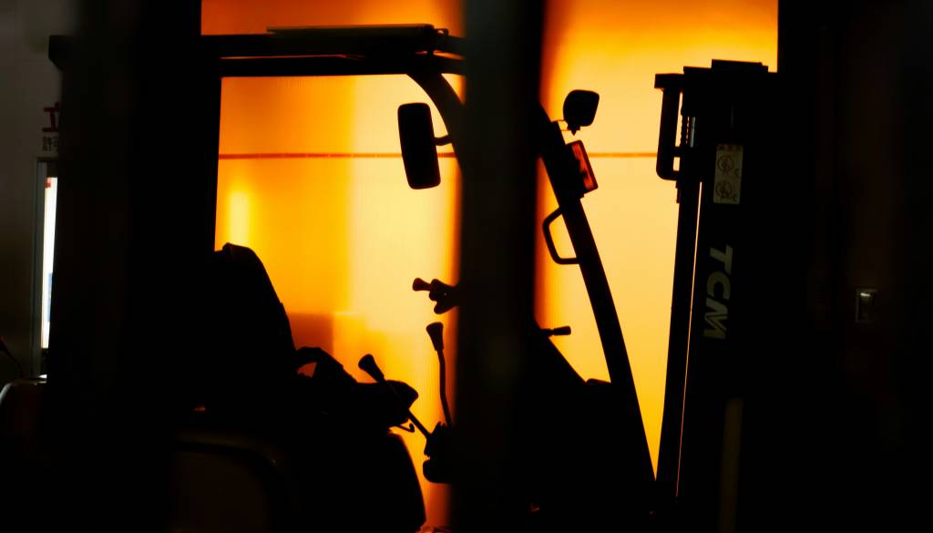 Viličarist pri vzvratni vožnji trčil v moškega, 74-letnik umrl na kraju