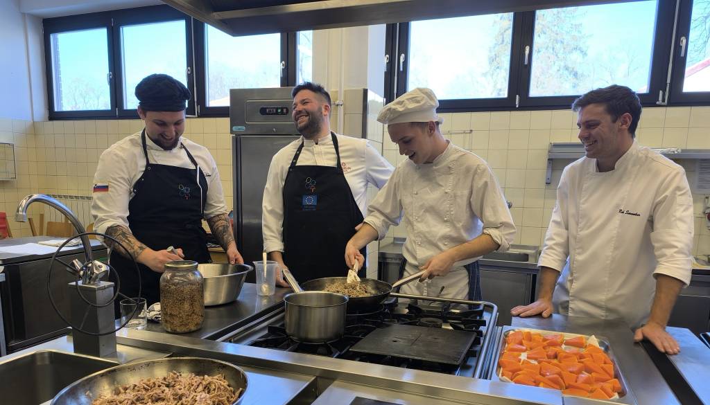 FOTO in VIDEO: Mariborska srednja šola gosti vrhunskega chefa: »Treba je delati, delati, delati in ne obupati«