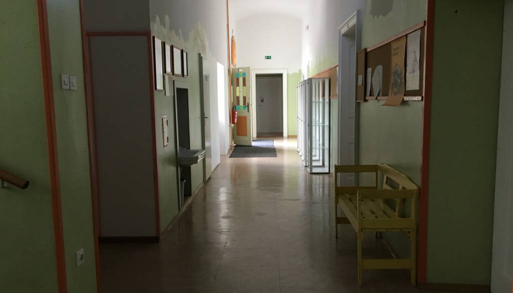 Incident v osnovni šoli, starejši učenec sledil mlajšemu na stranišče